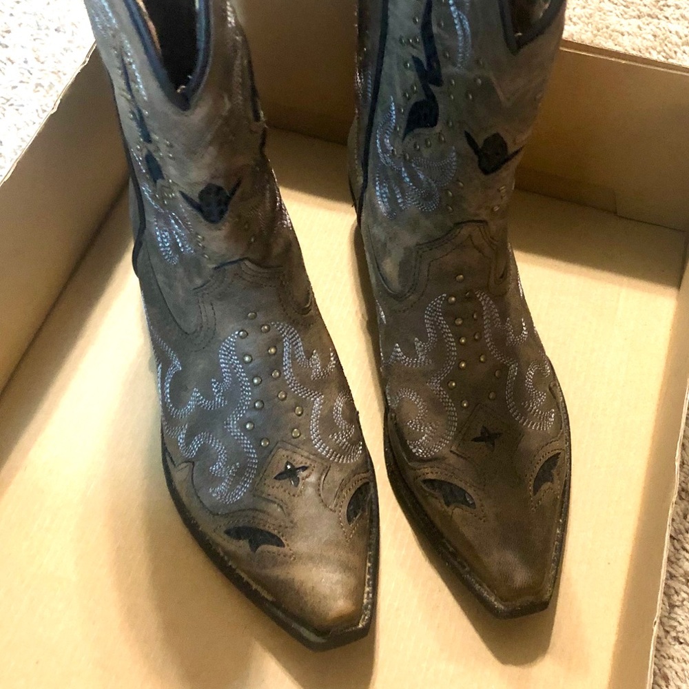 Laredo cowgirl boots